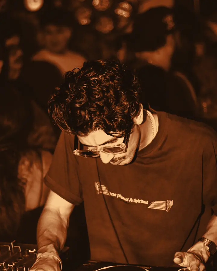 Dr. Leño tocando con luz de club