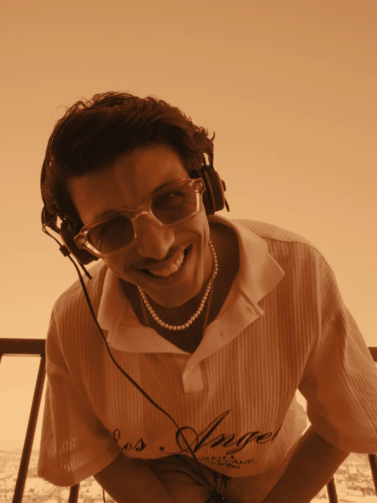 Dr. Leño con audífonos, sonriendo